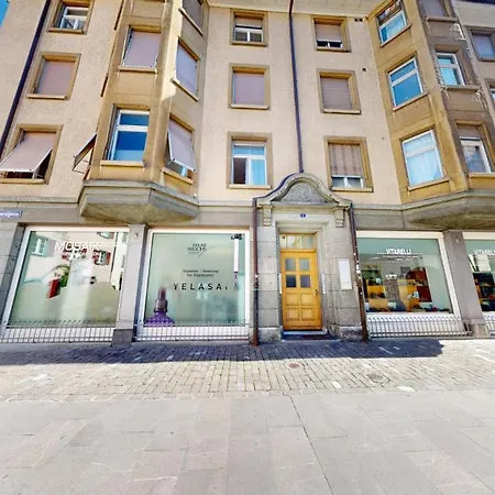 Solution-grischun - Zentral - Etagenbett - Smart Tv - Kaffe&tee Apartment
