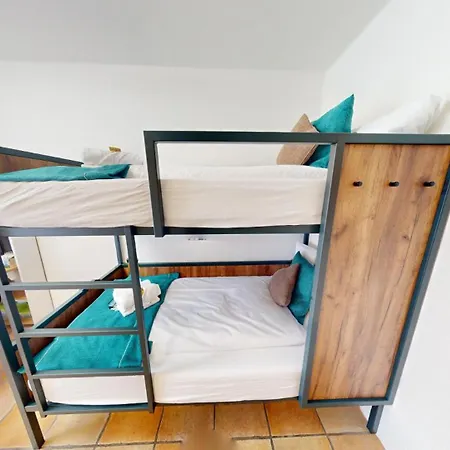 Solution-grischun - Zentral - Etagenbett - Smart Tv - Kaffe&tee Apartment